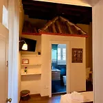 White House 3*