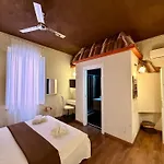 White House לינה וארוחת בוקר 3*