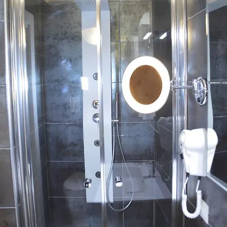 Couette-café White House 4*